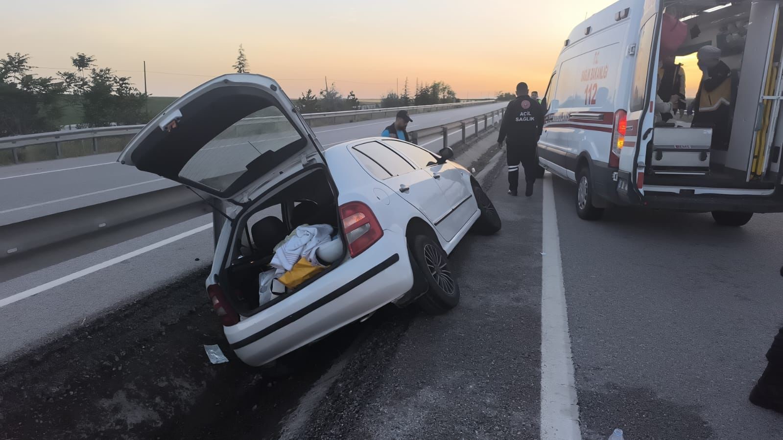 Afyon’da Araç Orta Refüje Sıkıştı! Biri Ağır 4 Kişi Yaralandı…