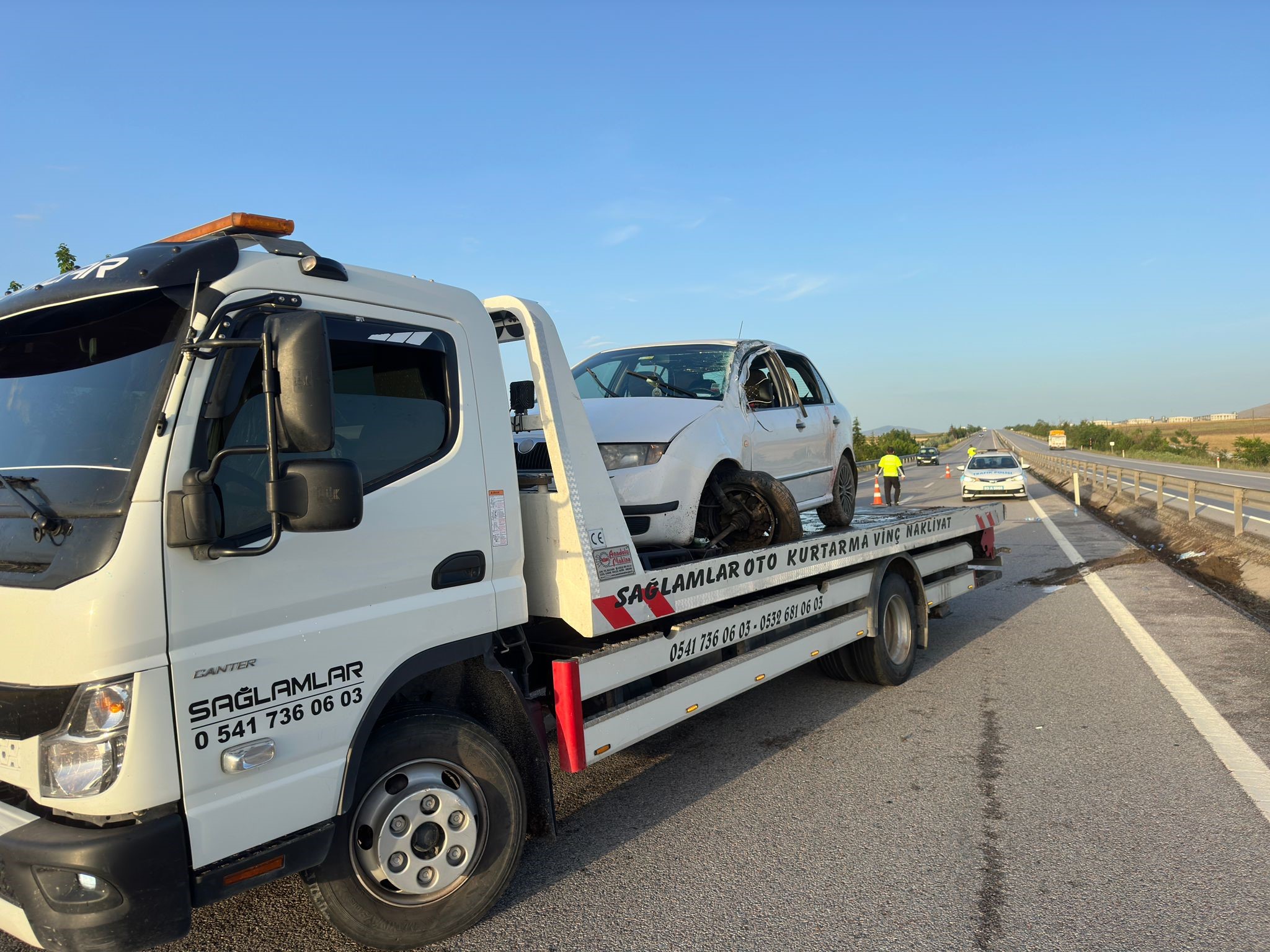 Afyon’da Araç Orta Refüje Sıkıştı! Biri Ağır 4 Kişi Yaralandı…