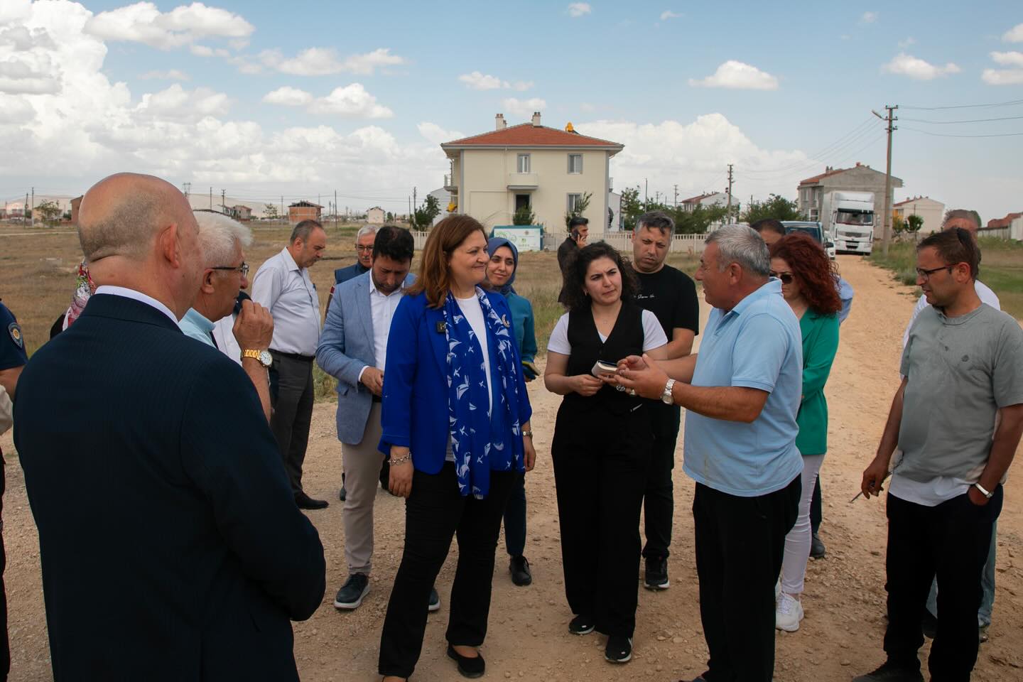 BAŞKAN KÖKSAL  MAHALLE BULUŞMASINDA TELEFONLA TALİMATLARI DİREK VERDİ