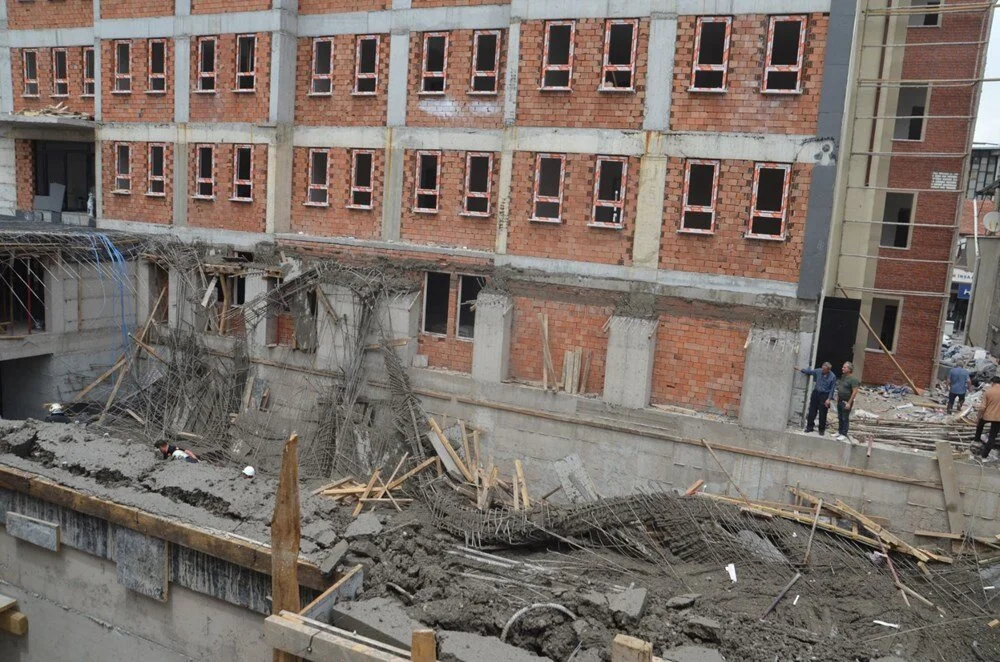 Okul İnşaatı Çöktü: İşçiler beton kalıbın altında kaldı