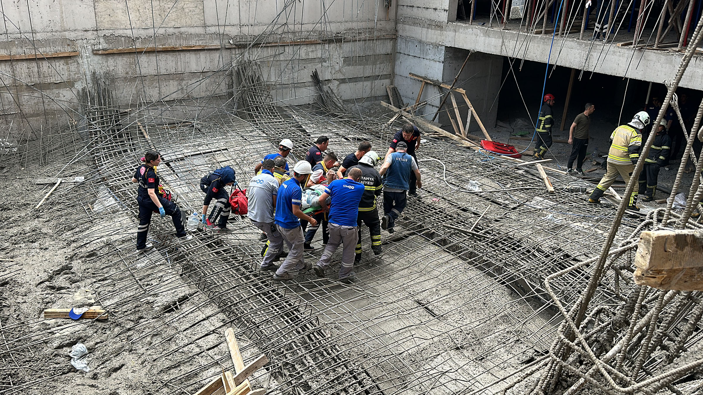 Okul İnşaatı Çöktü: İşçiler beton kalıbın altında kaldı