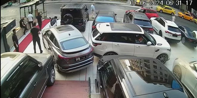 İstediği Şarkı Çalınmayınca Mekanda Kavga Çıkardı: Mekan girişinde bekleyenlere silahla ateş açtı: 3 Yaralı