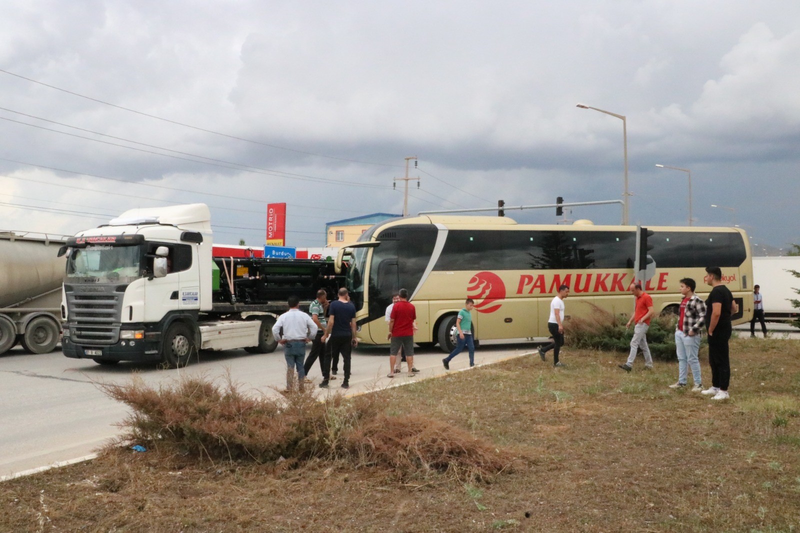 Afyon'da Tır ve Otobüs Çarpıştı,  Şans Eseri Can Kaybı Yok!