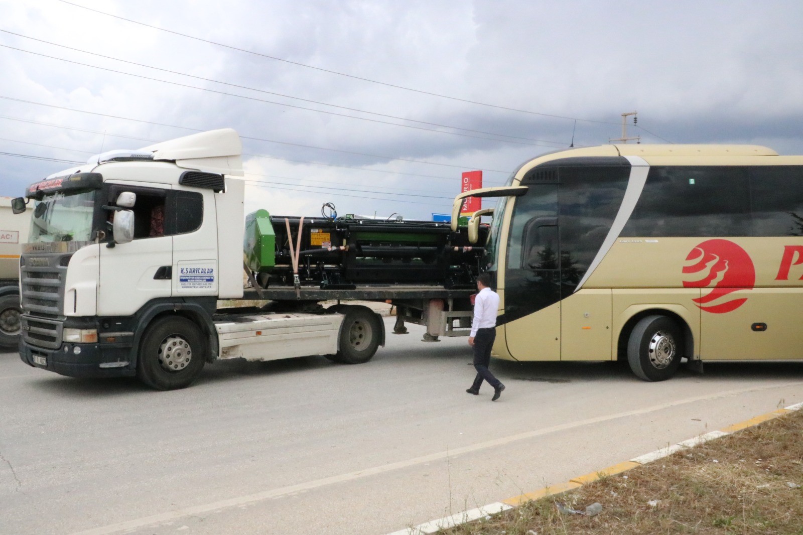 Afyon'da Tır ve Otobüs Çarpıştı,  Şans Eseri Can Kaybı Yok!