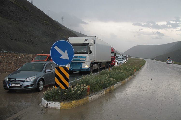 Son Dakika: Erzincan-Sivas Kara Yolunda Heyelan! Kara yolu çift yönlü ulaşıma kapandı