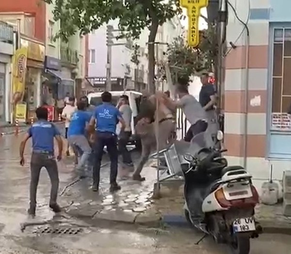 Sokak Ortasında Alacak Verecek Kavgası!  Akrabalar arasındaki kavga emekli polisin havaya ateş etmesiyle son buldu