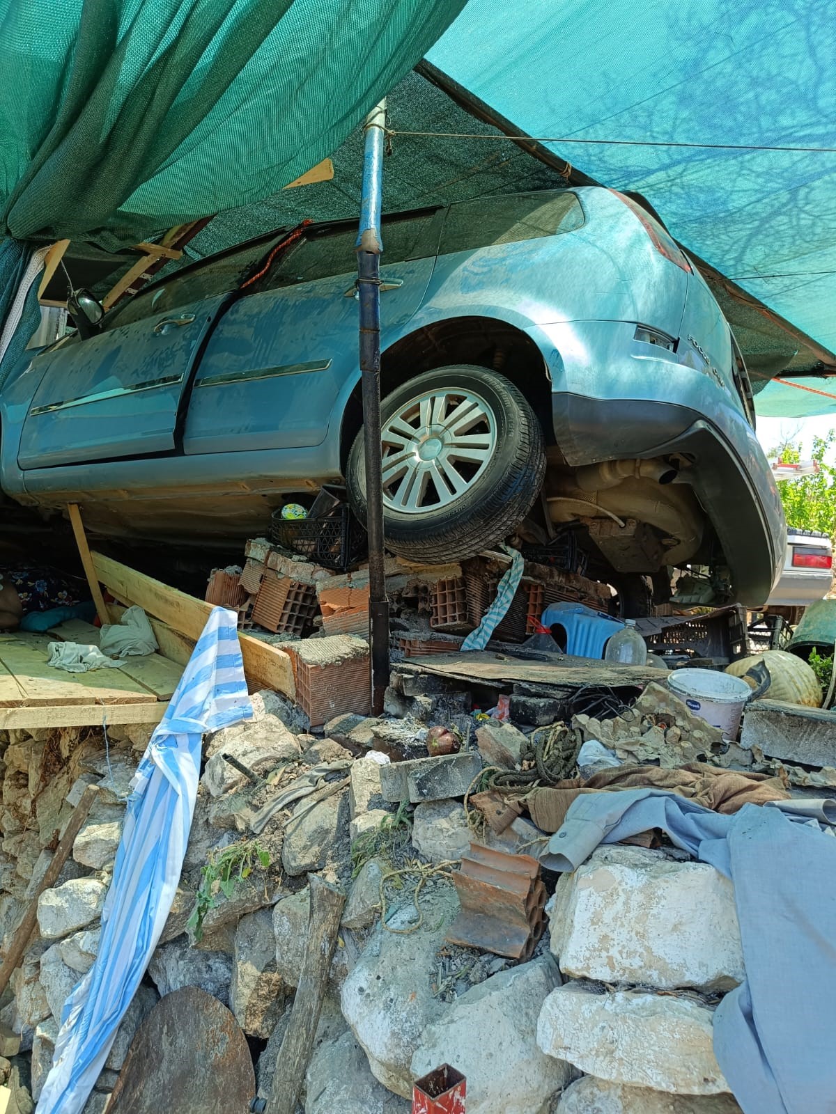 Otomobil İş Yerine Daldı: 1 Ölü