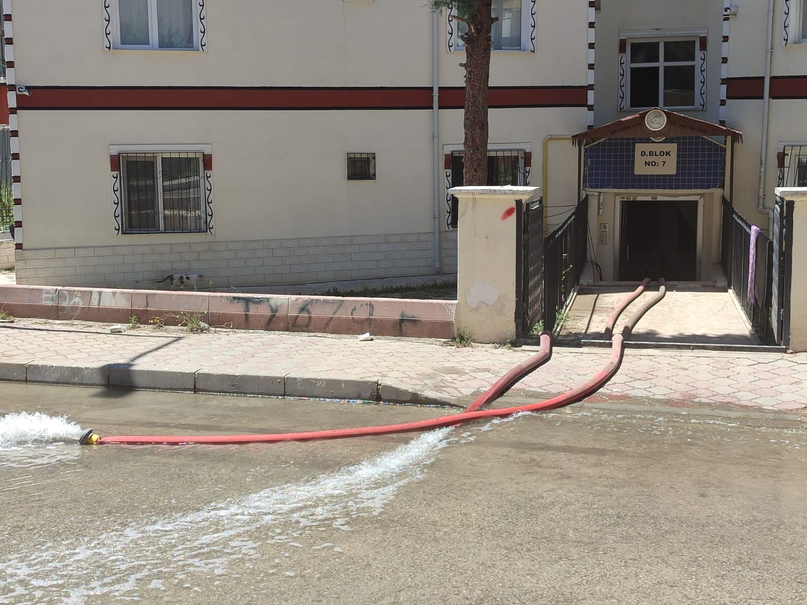 Ankara'da Sel Sonrası Su Basan Evlerde Tahliye Çalışmaları Devam Etti