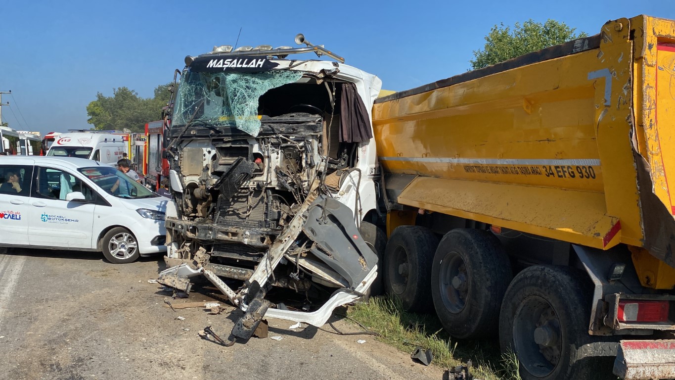 İşçi Servisi İle Kamyon Kafa Kafaya Çarpıştı: 1'i Ağır 27 Yaralı