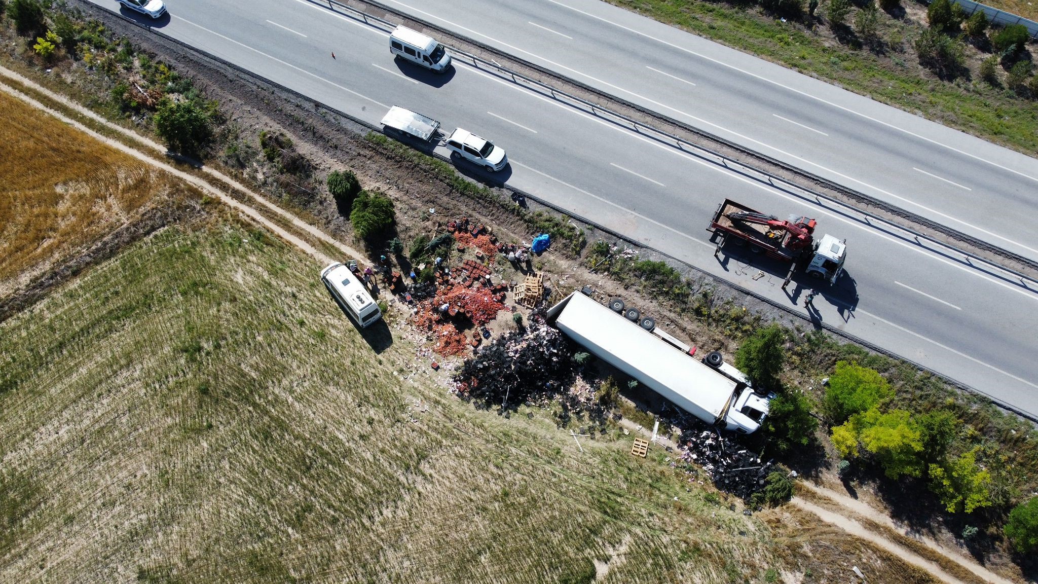 Meyve Yüklü Tır Devrildi!  Trafik kazasında 2 kişi yaralandı