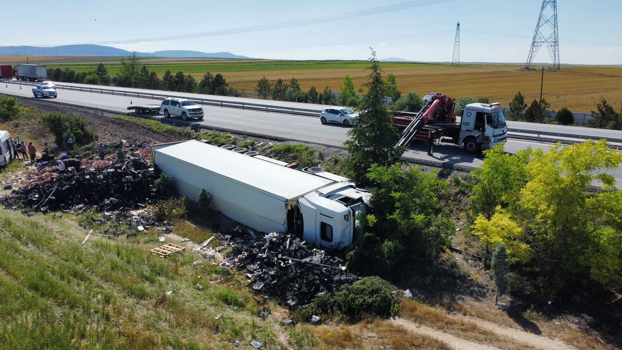 Meyve Yüklü Tır Devrildi!  Trafik kazasında 2 kişi yaralandı