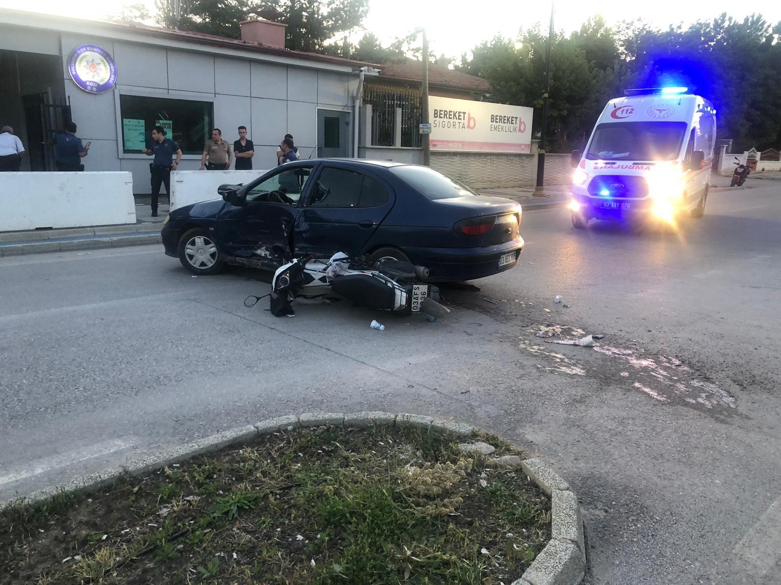 Bolvadin'de Kaza: Otomobil ile Motosiklet Çarpıştı! 15 yaşındaki sürücü trafik kazasında ağır yaralandı