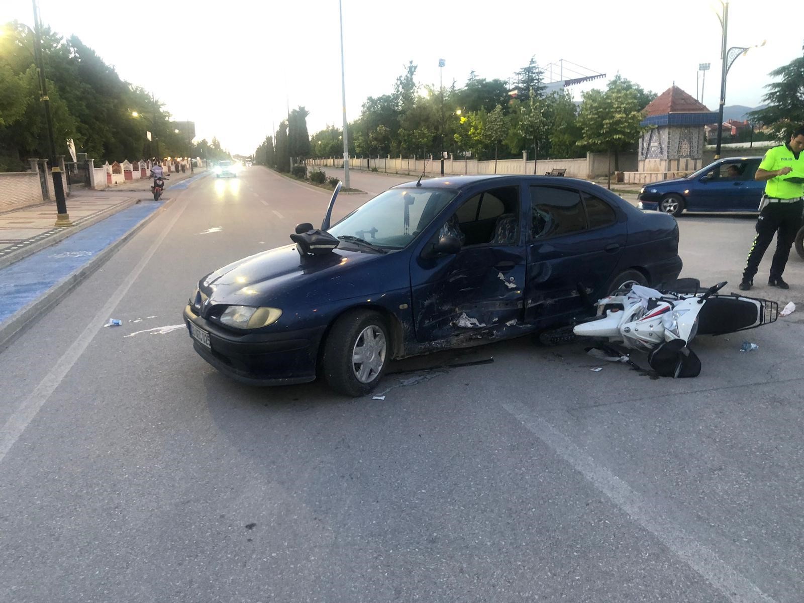 Bolvadin'de Kaza: Otomobil ile Motosiklet Çarpıştı! 15 yaşındaki sürücü trafik kazasında ağır yaralandı