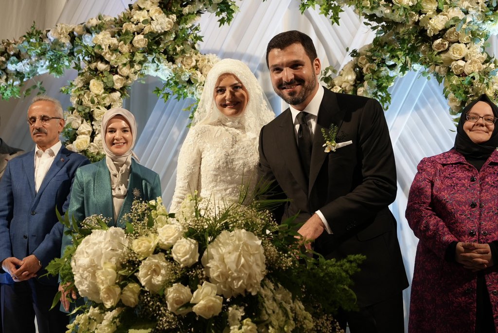 Afyonlu Bakan Gençlerin Mutluluğuna Ortak Oldu