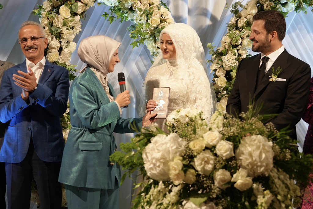 Afyonlu Bakan Gençlerin Mutluluğuna Ortak Oldu