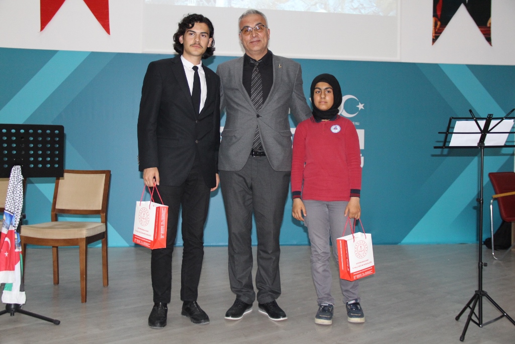 GENÇ KALEMLER ZULMÜ SATIRLARA DÖKTÜ