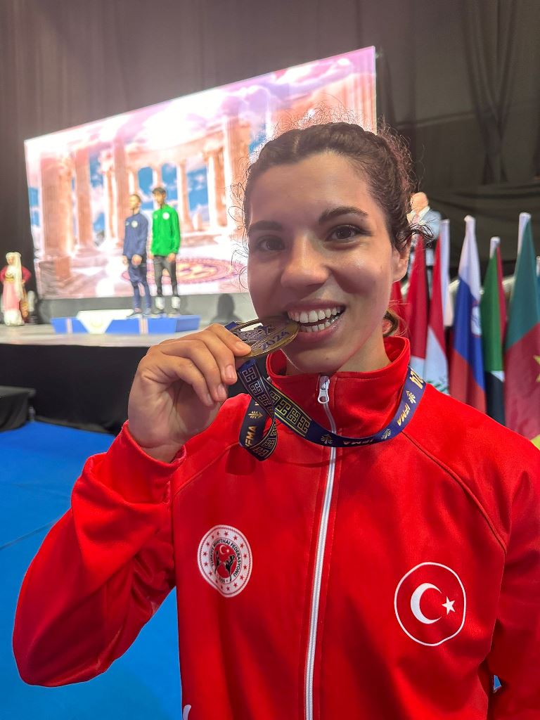 KÜBRA KOCAKUŞ YENİDEN DÜNYA ŞAMPİYONU!