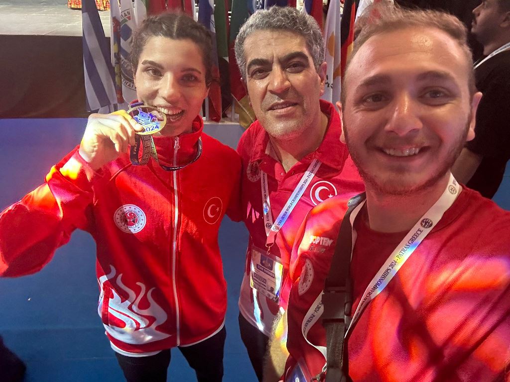 KÜBRA KOCAKUŞ YENİDEN DÜNYA ŞAMPİYONU!