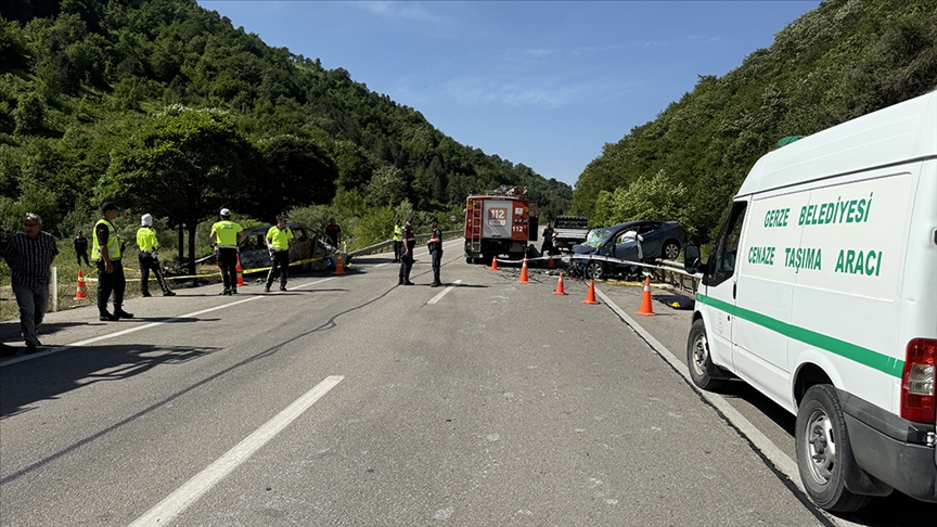 Otomobil İle Hafif Ticari Aracın Çarpıştı, Araçta Yangın Çıktı