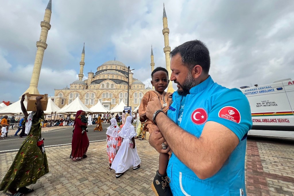 TÜRKİYE DİYANET VAKFI'NIN 2024 YILI VEKALETLE KURBAN PROGRAMINA ÜNLÜLERDEN DESTEK