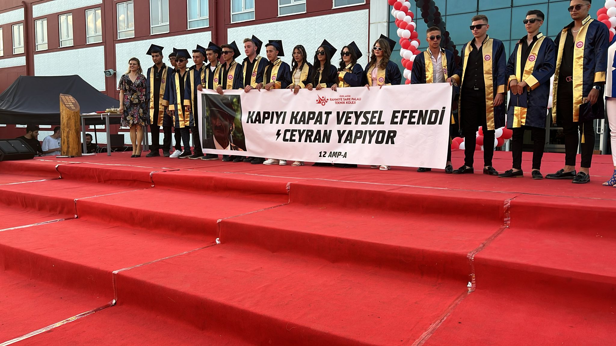 12 AMP-A Mezun Oldu Ellerindeki Pankart Dikkat Çekti