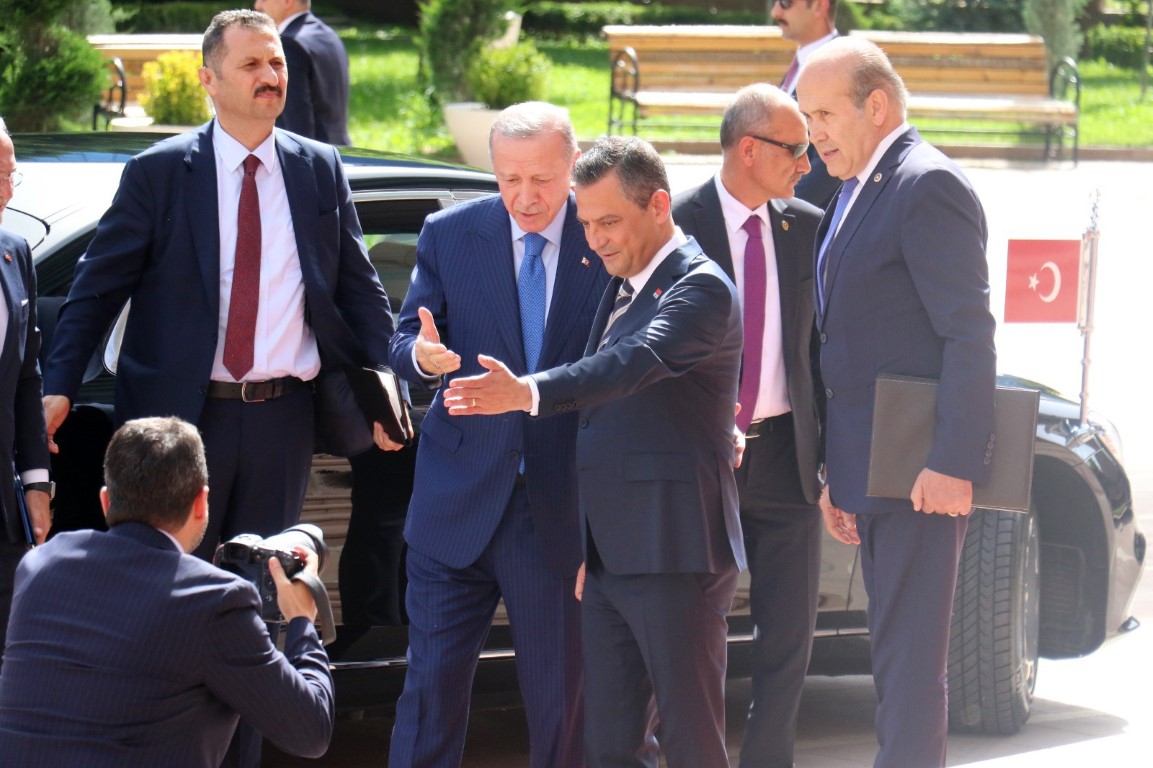 Cumhurbaşkanı Erdoğan’dan Özgür Özel’e İade-i Ziyaret