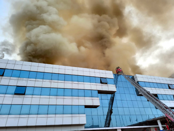 SON DAKİKA: Afyon'da Otel'de Yangın  Jura Otel'de çıkan yangında büyük maddi hasar oluştu