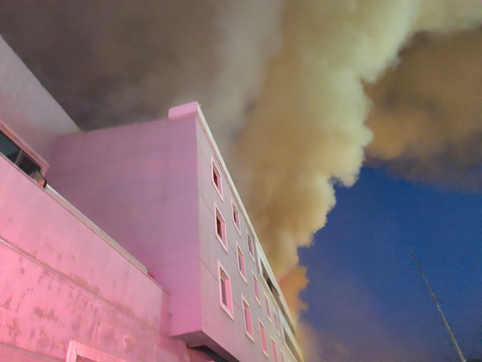 SON DAKİKA: Afyon'da Otel'de Yangın  Jura Otel'de çıkan yangında büyük maddi hasar oluştu