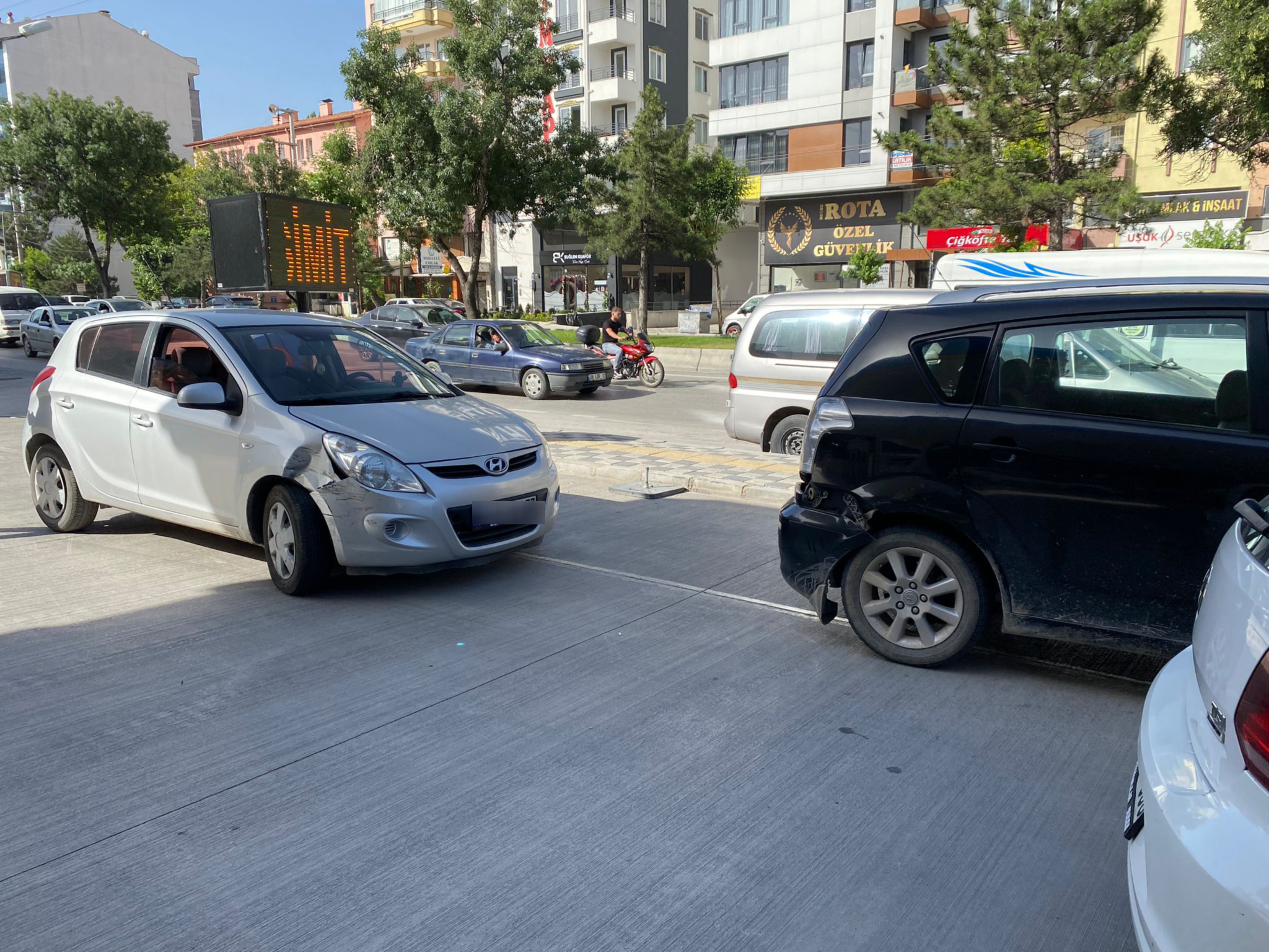 Afyonkarahisar'da Zincirleme Trafik Kazası: 6 Araç Birbirine Çarptı