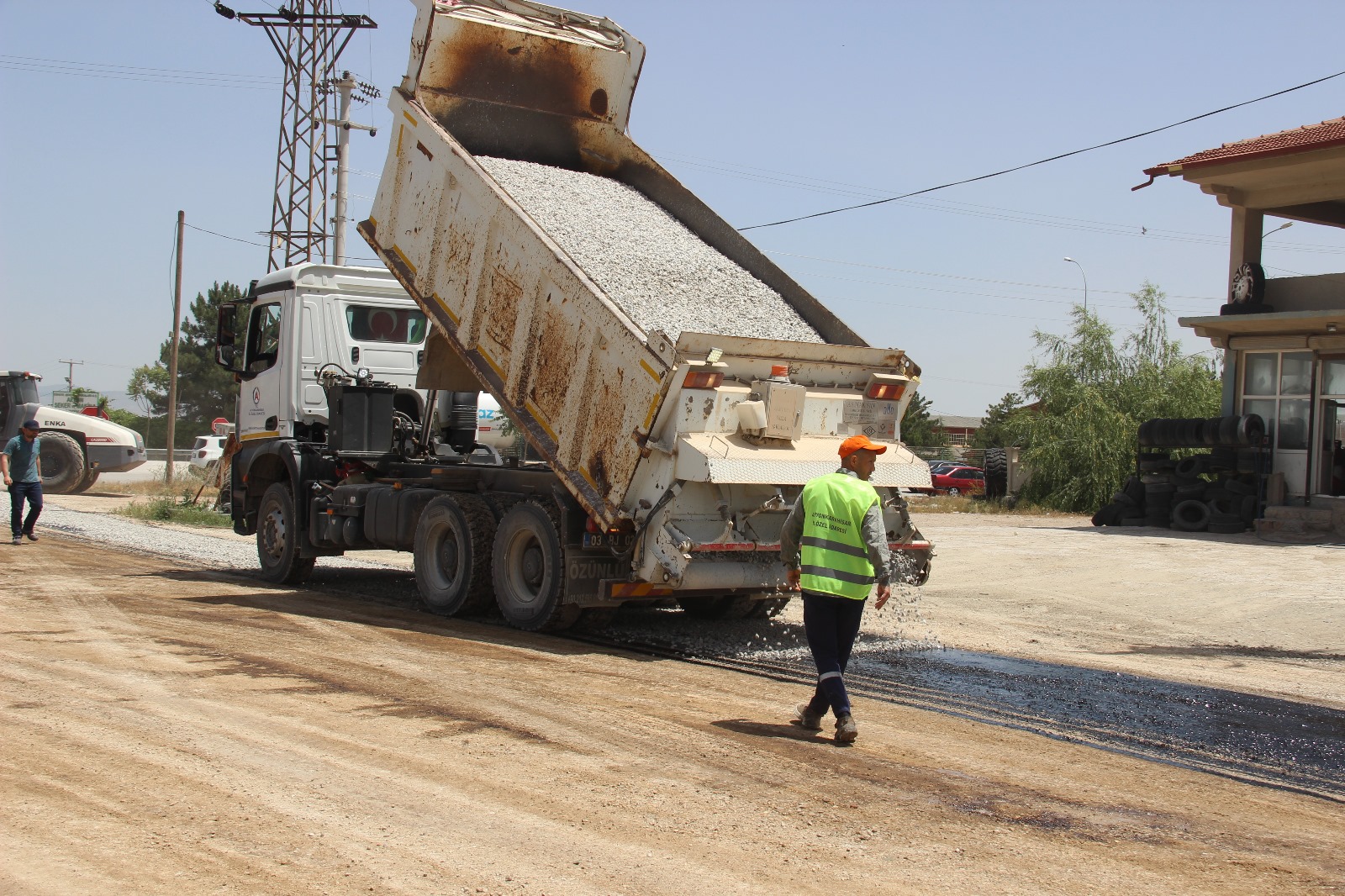 Asfalt Sezonu Açıldı: Havaların düzelmesiyle yol bakım ve asfalt çalışmaları başladı