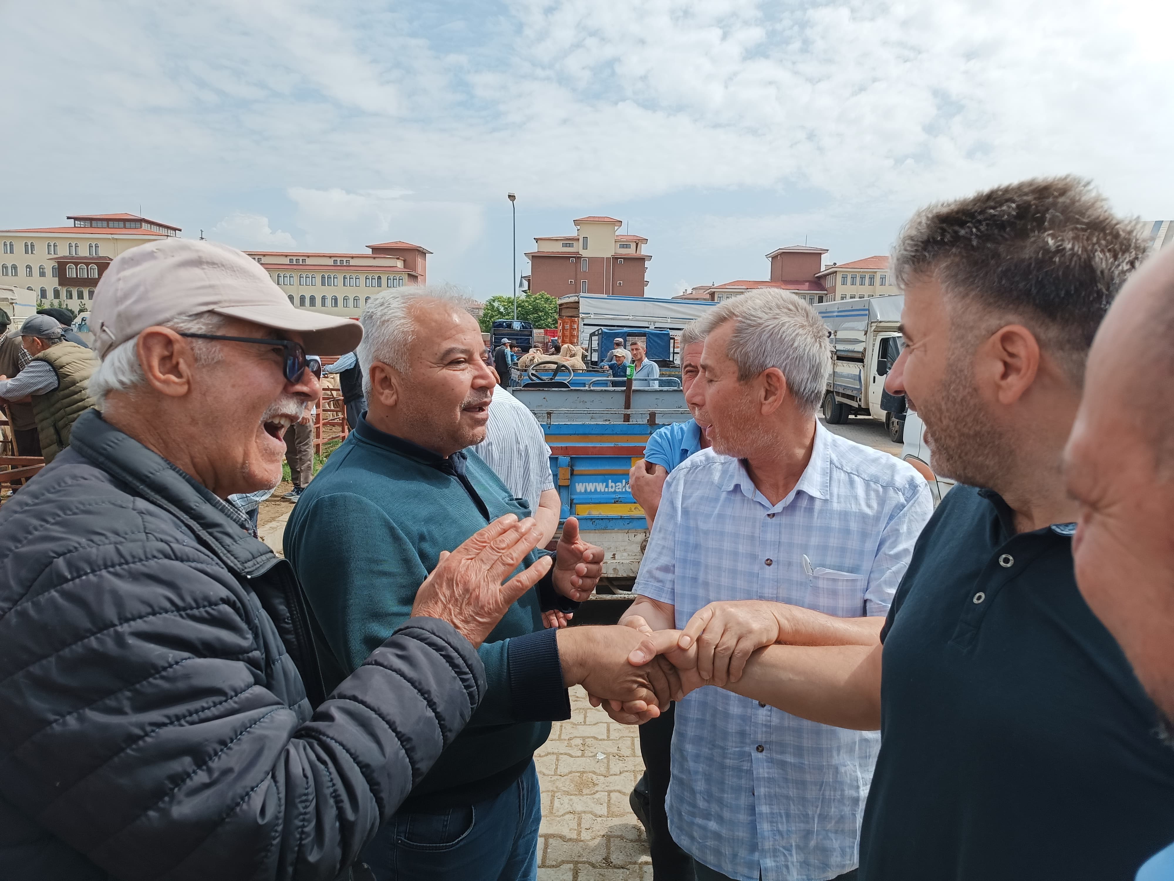 Afyonkarahisar'da Küçükbaş Kurbanlıklar Müşterilerini Bekliyor: Pazarda hareketlilik bayrama sayılı günler kala arttı