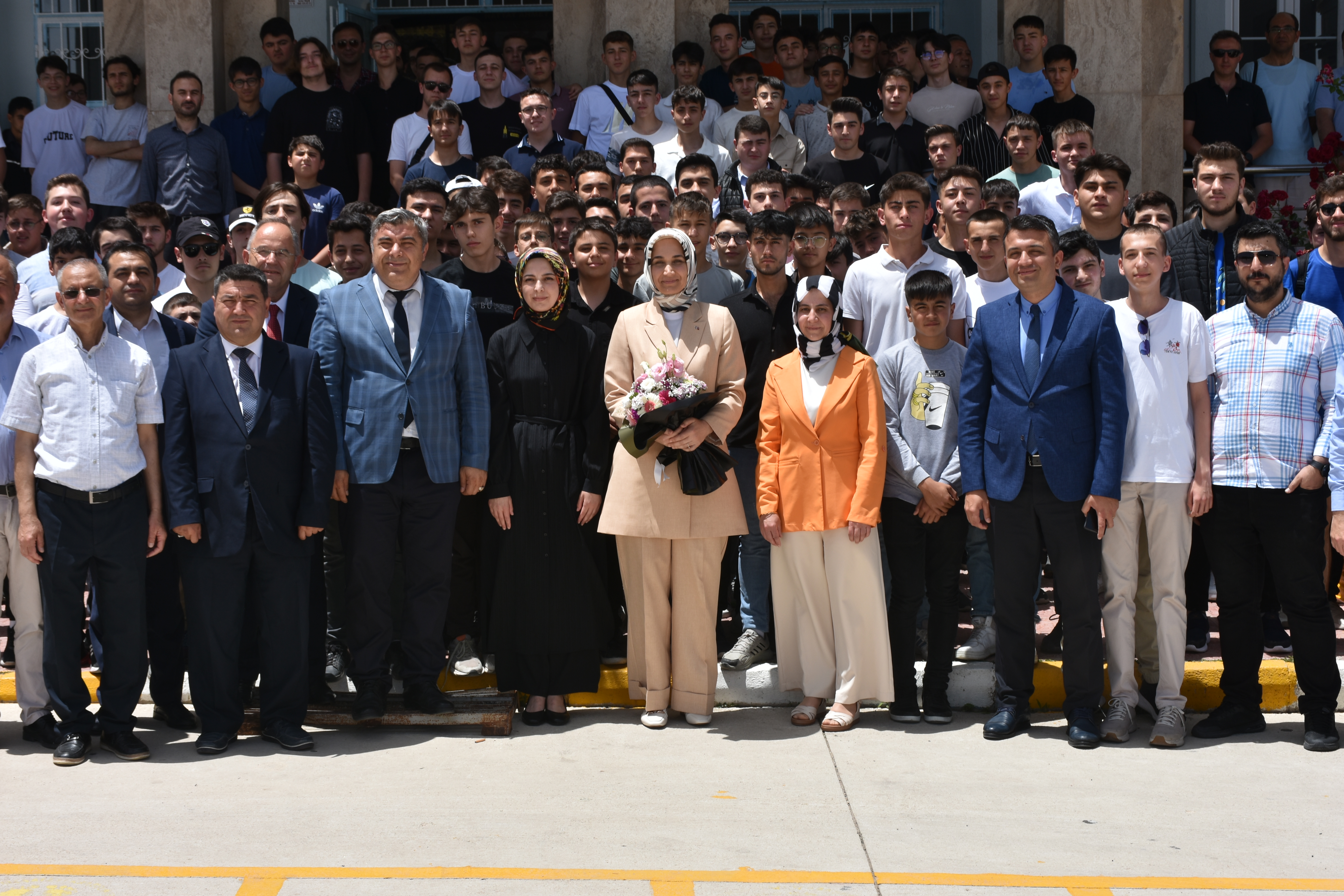 Vali Yiğitbaşı, Okul Ziyaretinde Bulundu