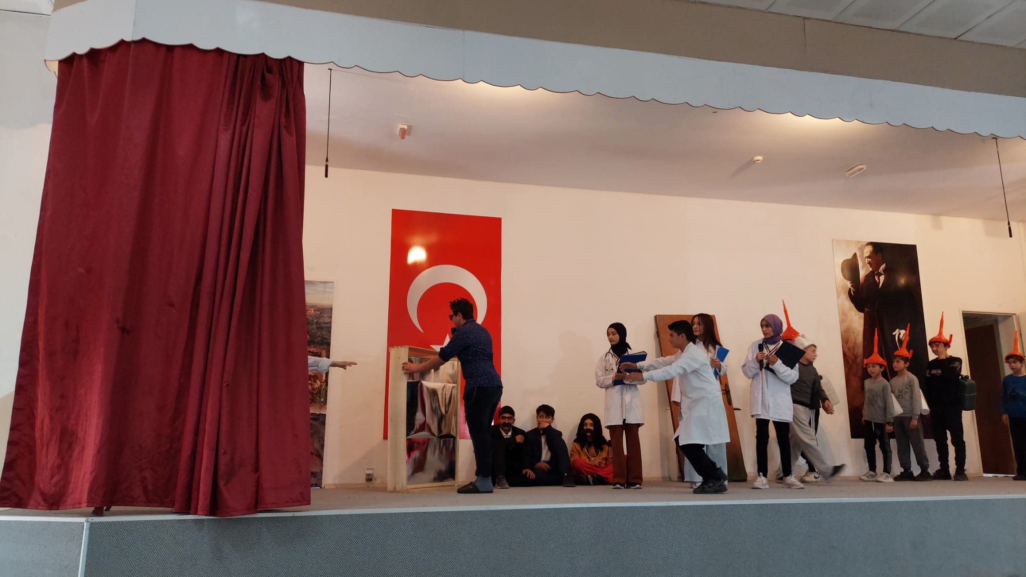 İhsaniye'de Tiyatro Gösterisi Yapıldı
