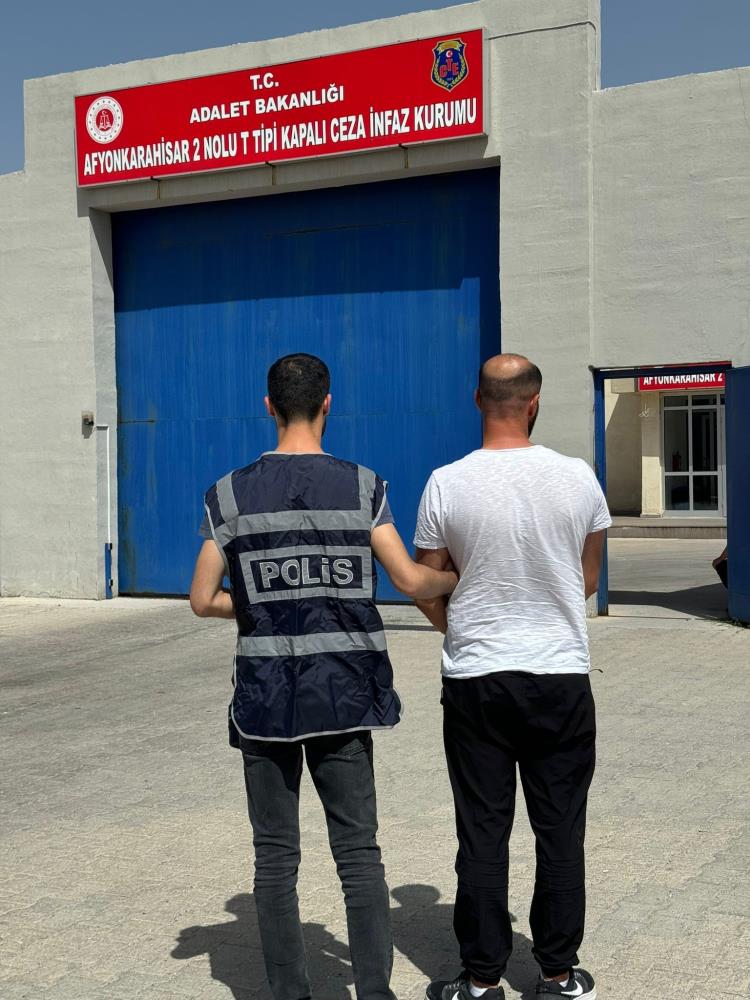 Afyonkarahisar’da Firari Operasyonu! 10 suç kaydı olan ve hapis cezasıyla aranan şahıs operasyonla yakalandı