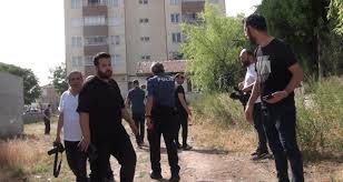 Polis cinayeti bıraktı, basınla uğraştı!  Vatandaşlar sandalye koyarak olayı film gibi izledi