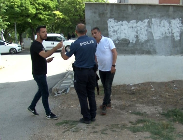 Polis cinayeti bıraktı, basınla uğraştı!  Vatandaşlar sandalye koyarak olayı film gibi izledi