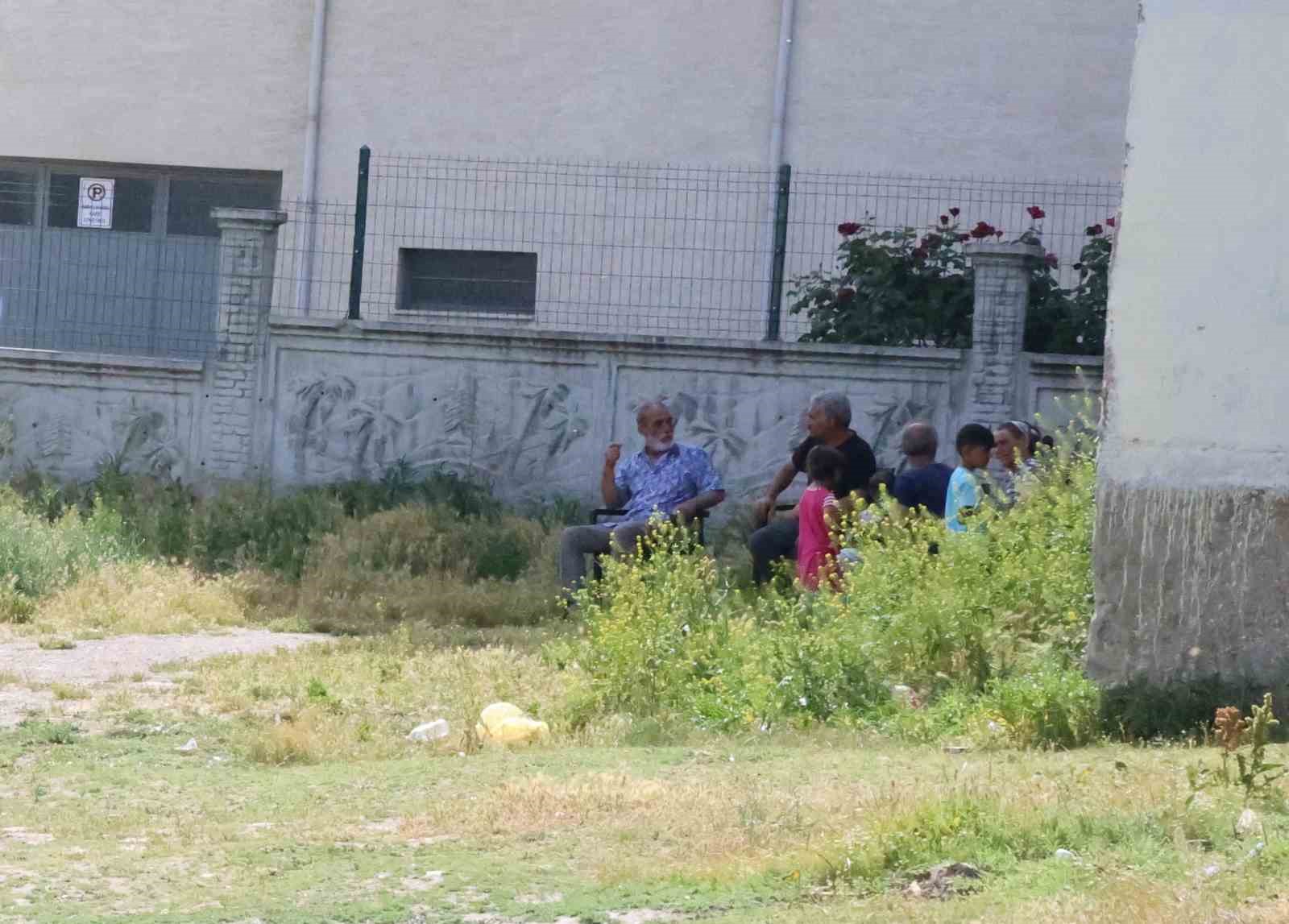 Polis cinayeti bıraktı, basınla uğraştı!  Vatandaşlar sandalye koyarak olayı film gibi izledi
