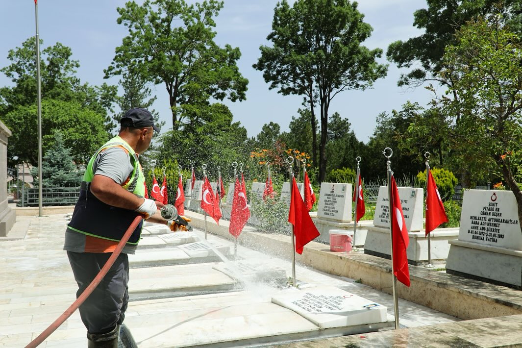 İlk Kez Gül Suyu Kullanıldı Mezarlıklar Temizlendi