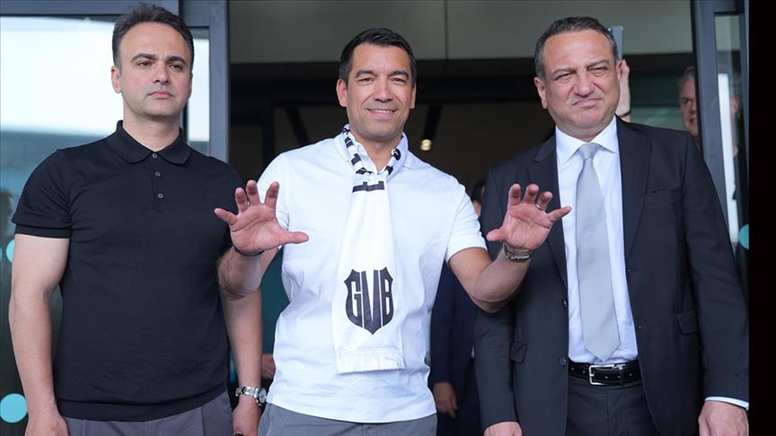 Beşiktaş'ın Yeni Teknik Direktörü Giovanni Van Bronckhorst, İstanbul'da