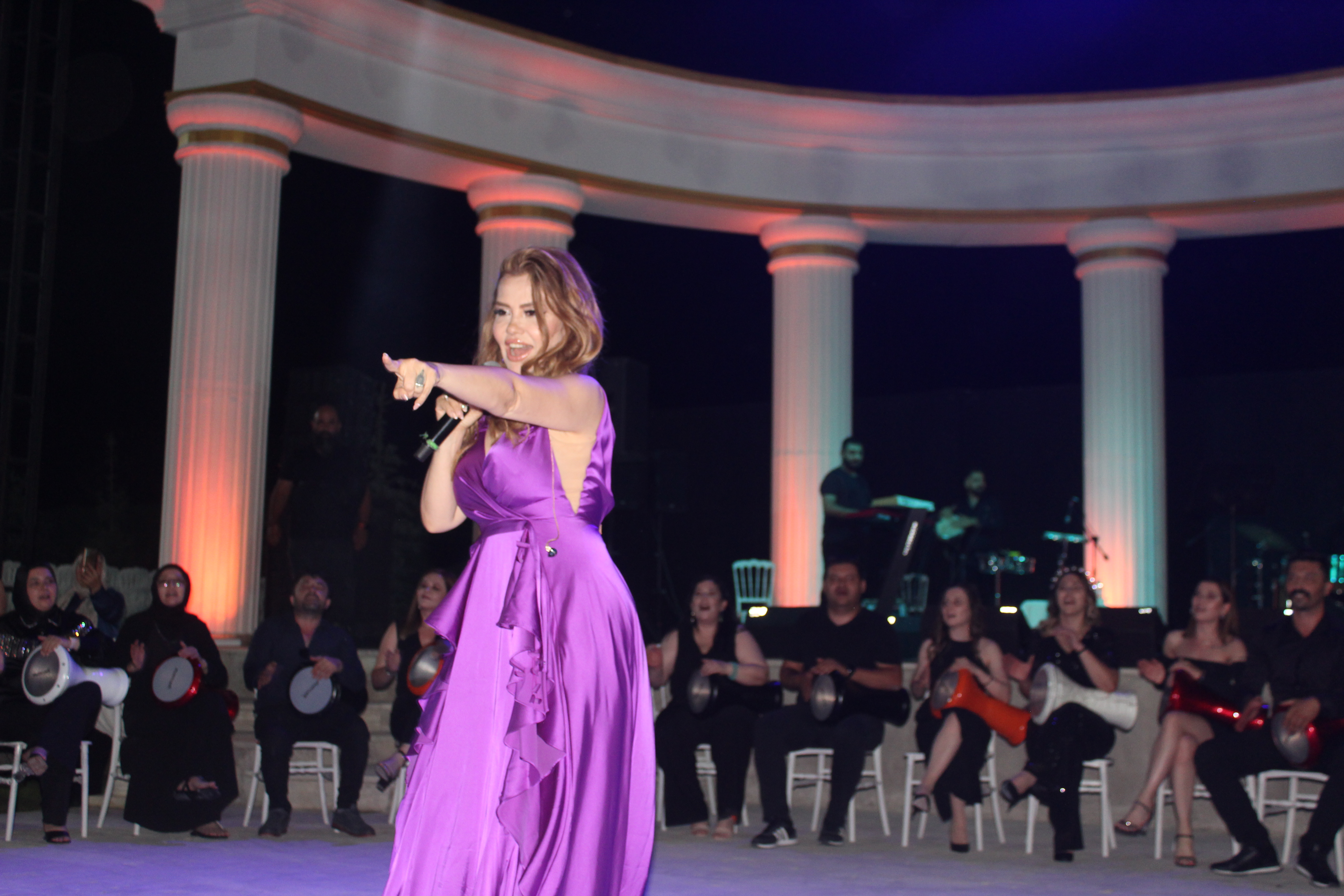 Lara Sahnede, Coşku Dorukta!