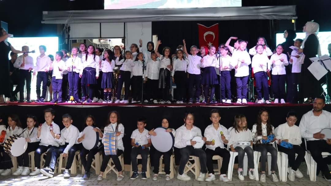 ‘Anaokulundan Liseye Müzik’ Öğrencilerin yıl sonu konseri ayakta alkışlandı