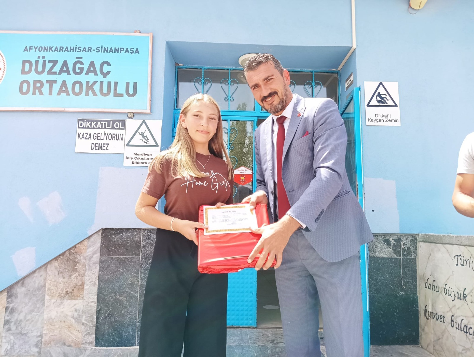 Düzağaç Ortaokulu’nda karne heyecanı Belediye Başkanı Çetinkaya'dan öğrencilere büyük jest