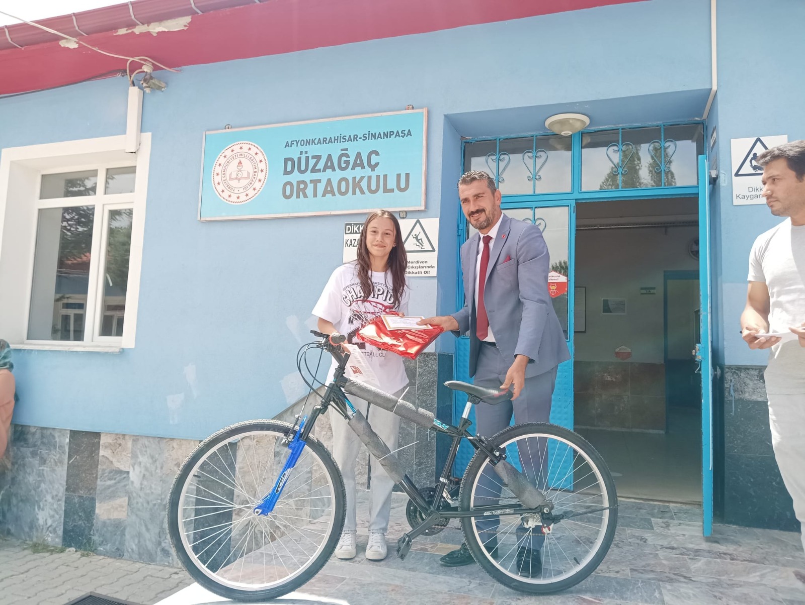 Düzağaç Ortaokulu’nda karne heyecanı Belediye Başkanı Çetinkaya'dan öğrencilere büyük jest