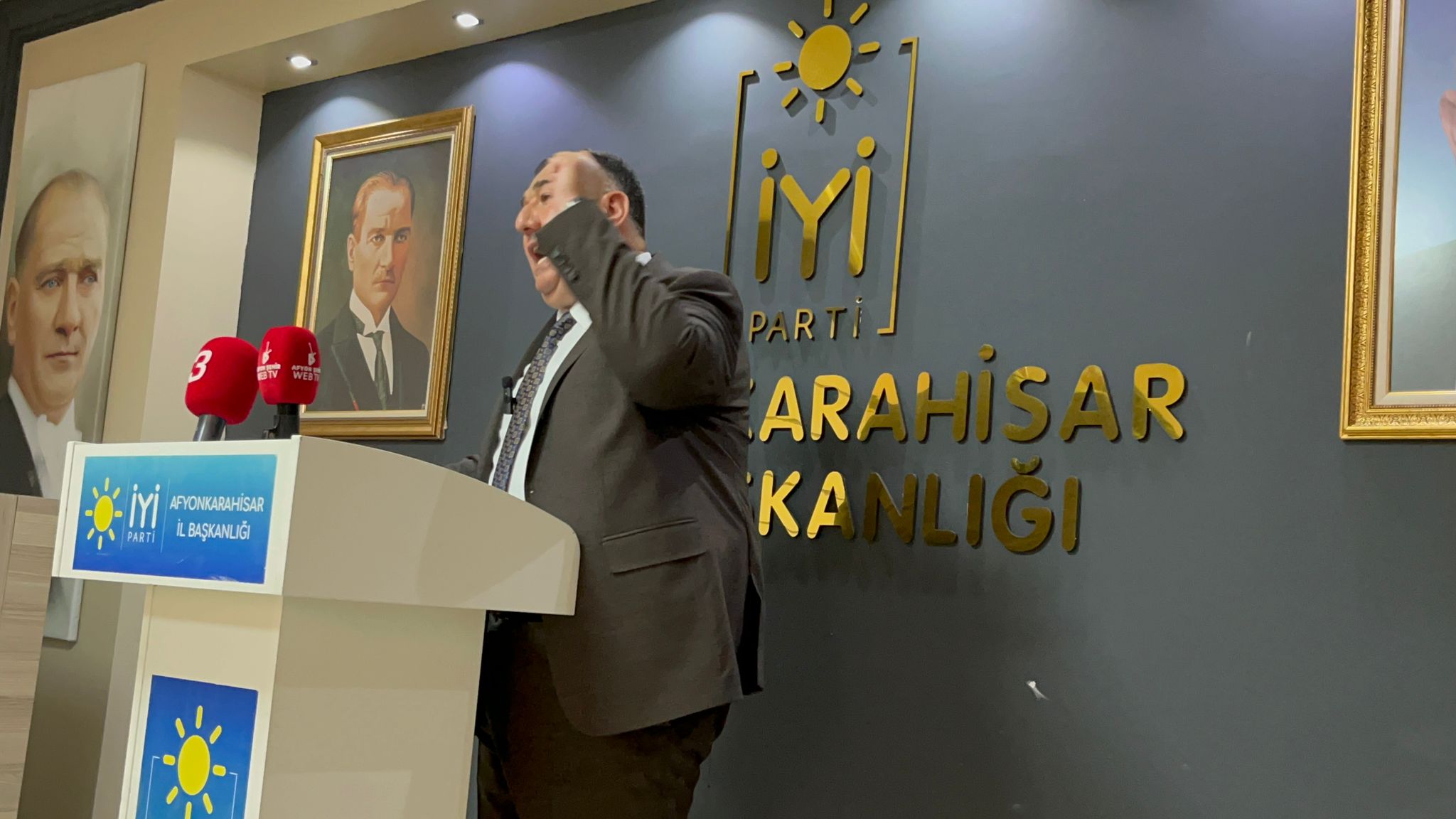 “MÜSLÜMAN PAZARINDA SALYANGOZ SATIYORLAR” 