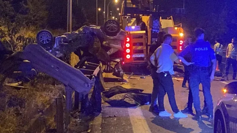 Kontrolden Çıkan Araç Bariyere Çarpıp Devrildi: 3 Kişi Hayatını Kaybetti