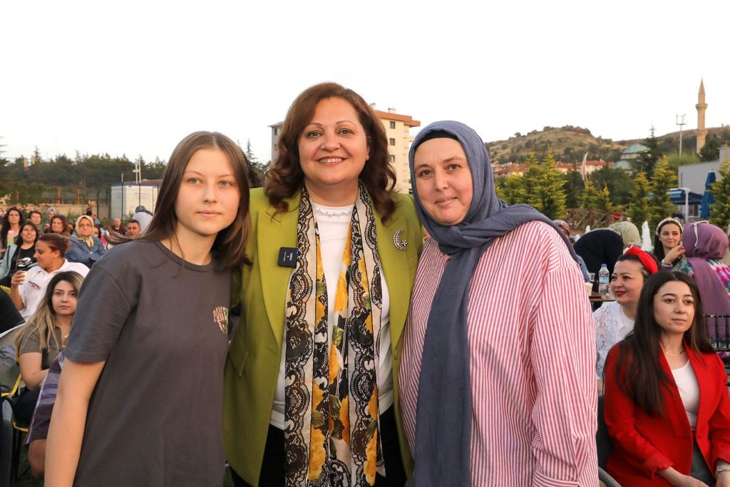 AFYONKARAHİSAR'DA YAZ AKŞAMLARI COŞKUSU