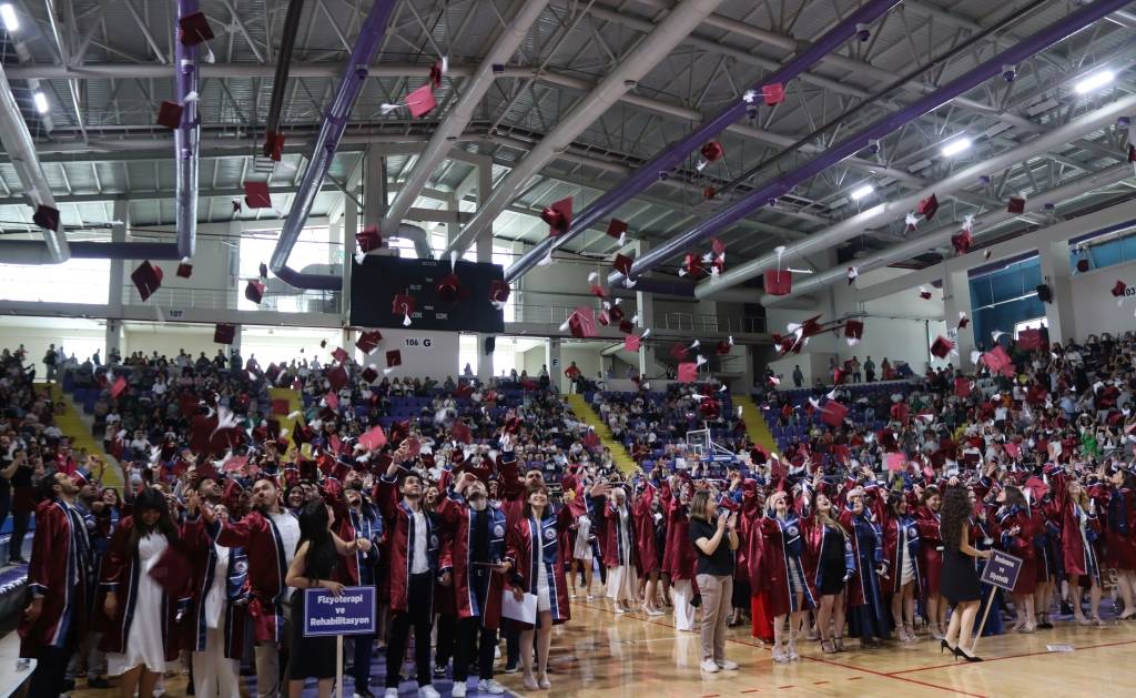 AFSÜ’ de 2024 Mezuniyet Coşkusu