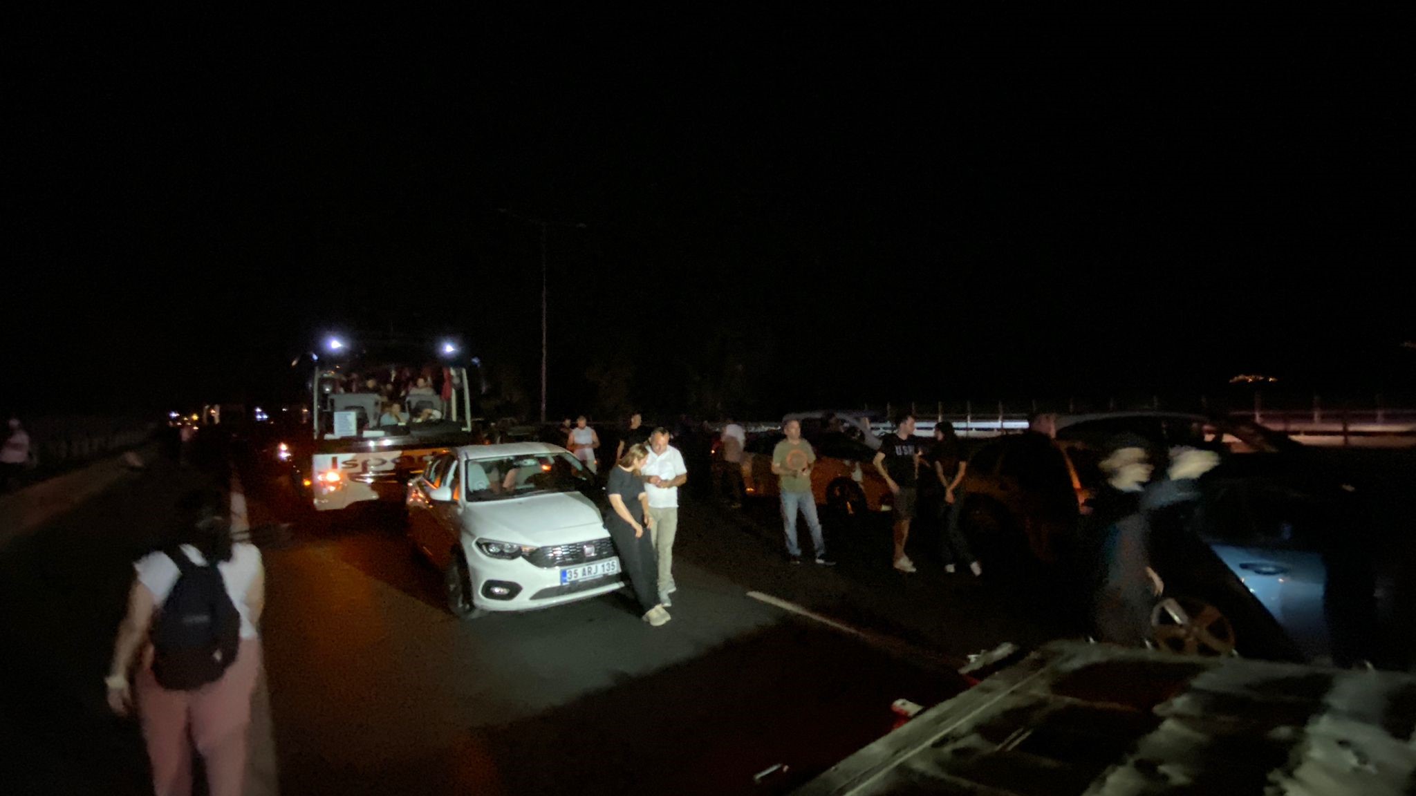 SON DAKİKA: Doğalgaz Yüklü Tır Devrildi  Otoyol trafiğe kapatıldı