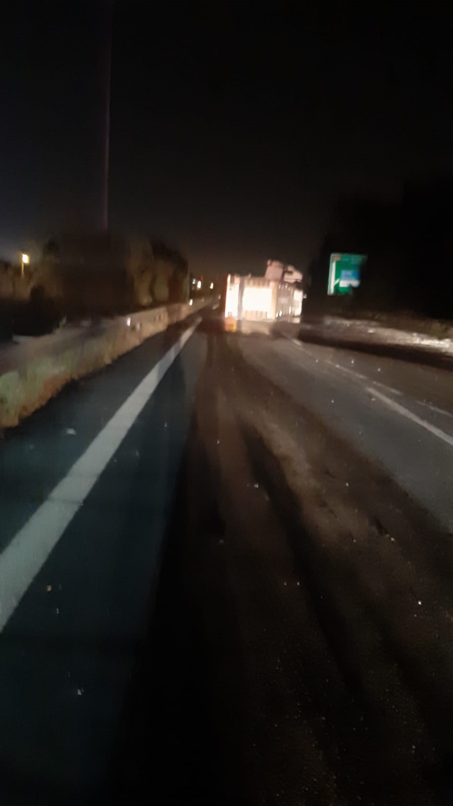 SON DAKİKA: Doğalgaz Yüklü Tır Devrildi  Otoyol trafiğe kapatıldı