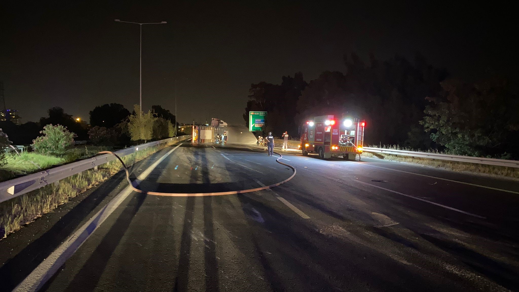 SON DAKİKA: Doğalgaz Yüklü Tır Devrildi  Otoyol trafiğe kapatıldı